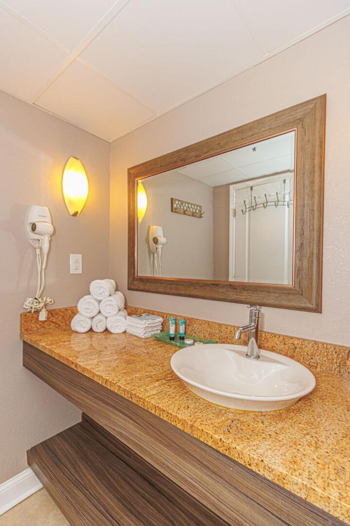 Oceanfront 1 Bedroom Suite With Beautiful Decor And Accents Caravelle Resort 1039 Sleeps 6 Guests Myrtle Beach Kültér fotó